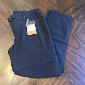 New Women’s paramount con pant North Face/shorts size 12